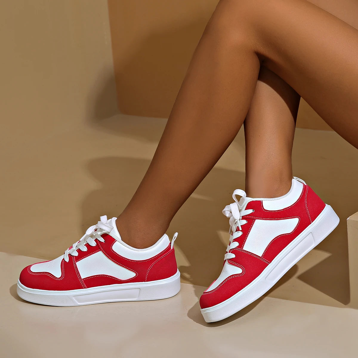 2024 White Red Sports Skate Shoes Ladies Large Size 42 Low Top Casual sneakers Ladies flat comfortable leather skates