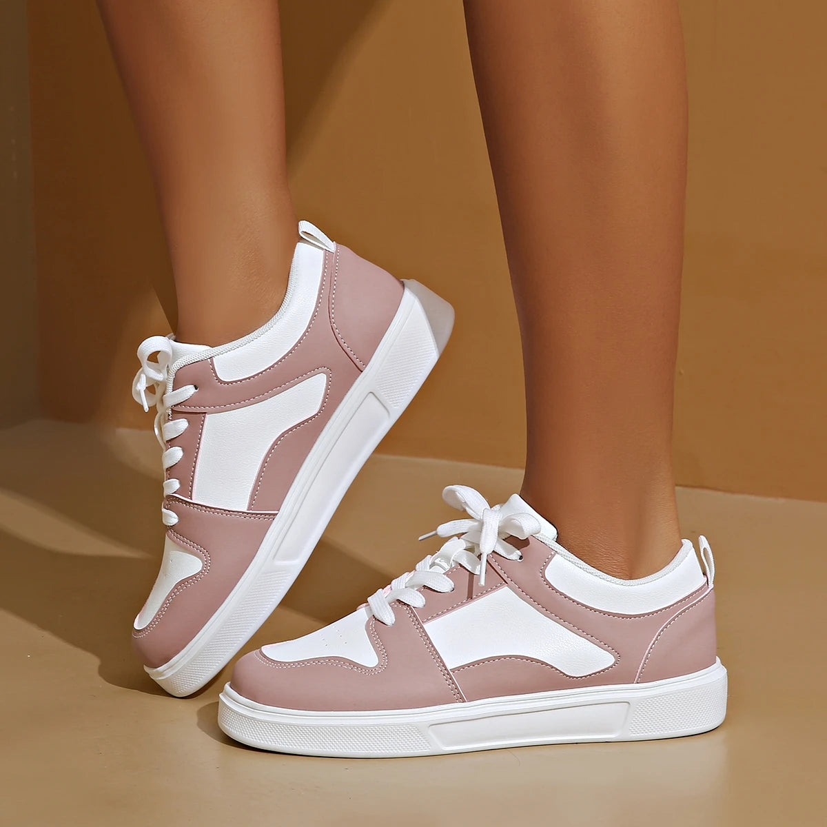 2024 White Red Sports Skate Shoes Ladies Large Size 42 Low Top Casual sneakers Ladies flat comfortable leather skates