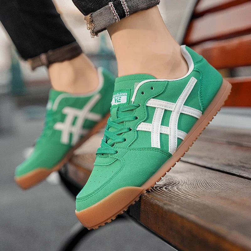 White Breathable Casual Shoes Men Canvas Shoes Korean Men Slip-on Couples Sneakers Comfortable Outdoor Walking Flats Shoes