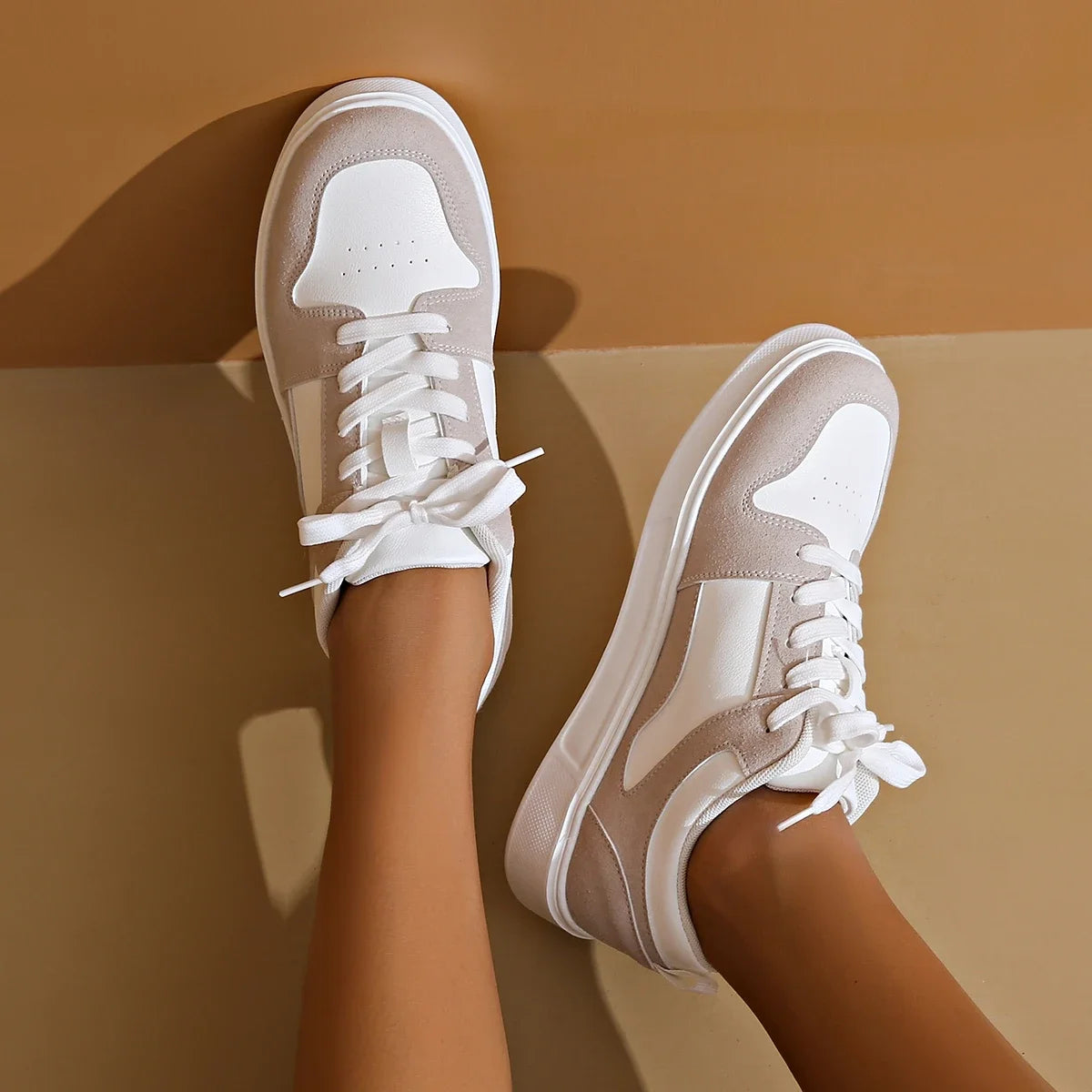 2024 White Red Sports Skate Shoes Ladies Large Size 42 Low Top Casual sneakers Ladies flat comfortable leather skates